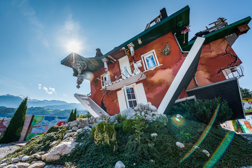 Haus steht Kopf (c) Angélica Morales (Silberregion Karwendel)