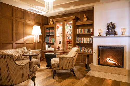 Havanna-Lounge mit offenem Kamin und kleiner Leseecke (c) West Werbeagentur (Hotel Klausnerhof)