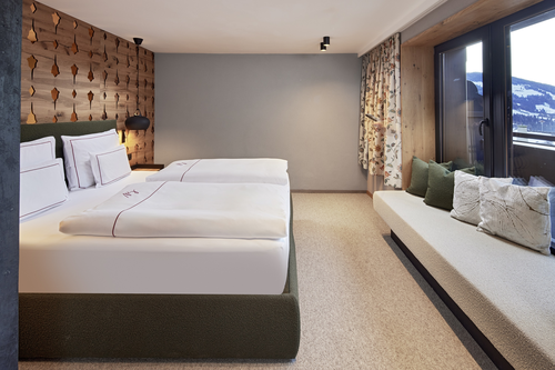 Helles Schlafzimmer mit Sitzmöglichkeiten (Der Böglerhof)