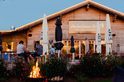 Huckenhamer_Stadl_Nacht (Vital CAMP Bayerbach)