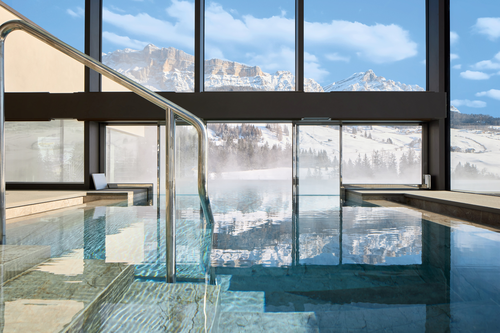 Indoor-Pool mit Blick auf die Berge © Badia Hill