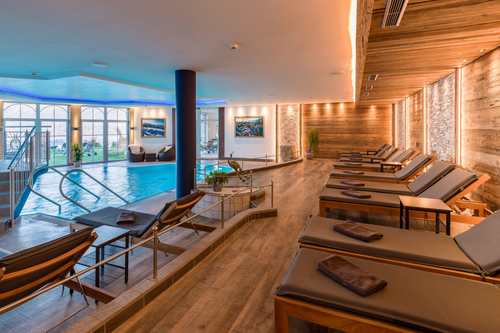 Indoorpool mit Liegemöglichkiten (Hotel Panorama Royal)