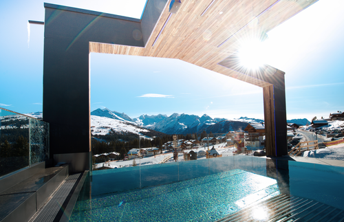 Infinity-Pool mit Blick auf die verschneite Berglandschaft (MY ALPENWELT RESORT)