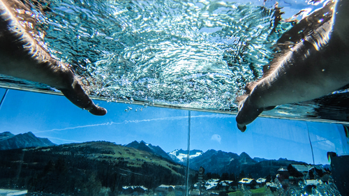Infinity-Pool mit Blick  in die Berge (MY ALPENWELT RESORT)