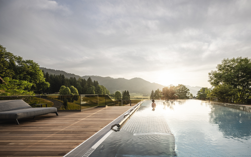 Infinity Pool mit traumhaftem Ausblick (c)Hannes Niederkofler (Hotel Peternhof) 