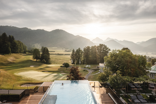 Infinitypool in wunderschöner Berglandschaft (c) Hannes Niederkofler (Hotel Peternhof)