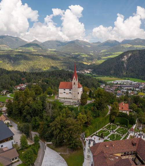 Kirche Ehrenburg von oben (c) TV Kiens (Kronplatz Brand)
