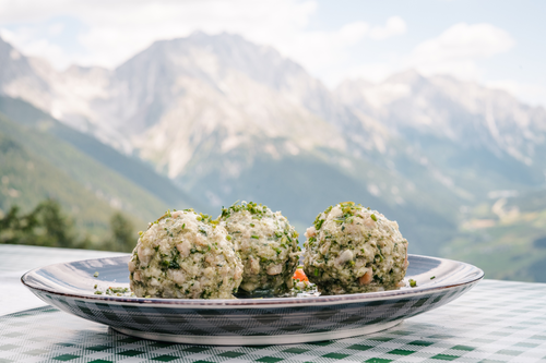 Knödel mit Bergkulisse (c) PLAICKNER (Kronplatz Brand)