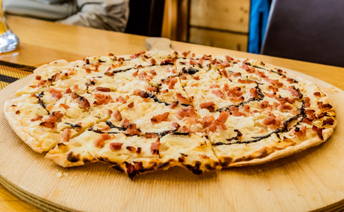 Köstlicher Flammkuchen im Bergrestaurant Gipfeltreffen (MY ALPENWELT RESORT)