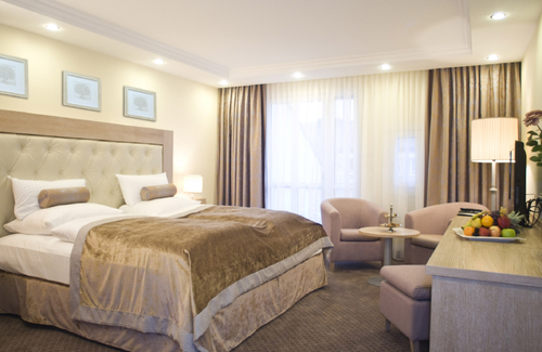 Komfortabel eingerichtetes First Class Zimmer (Hotel Maximilian)