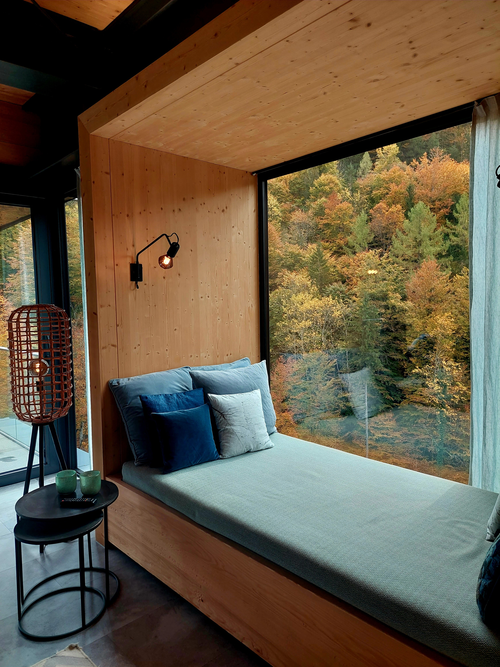 Komfortables Bett beim Fenster (Fourelements)