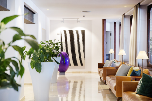 Kunstvoll eingerichtete Lobby (Hotel Portixol)