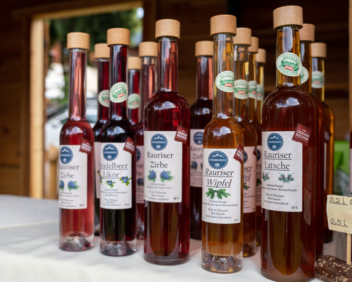 Leckere Schnäpse und Liköre am Schmankerlmarkt (c) Lukas Pilz (TVB Rauris)