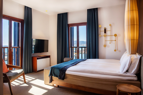 Lichtdruchflutetes Zimmer (Hotel Portixol)