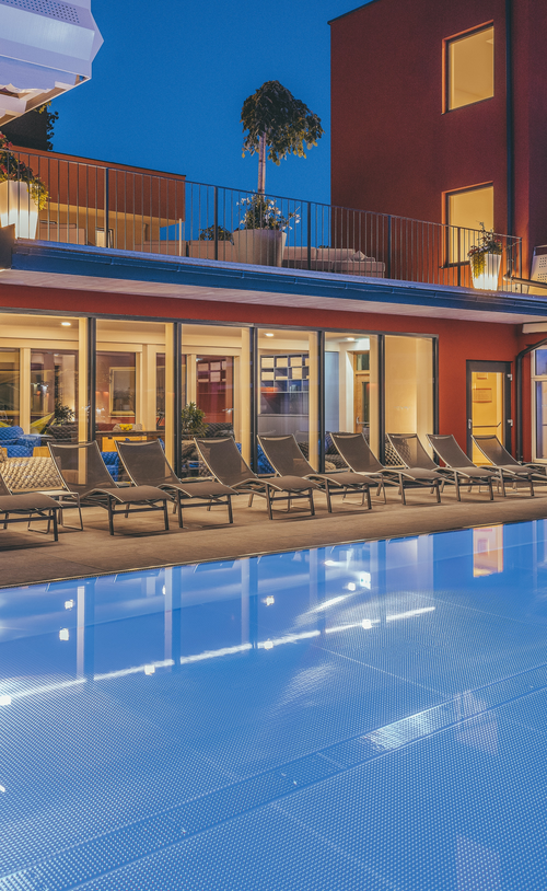 Liegenlandschaft am Außenpool (DAS KAISERBLICK**** Superior)