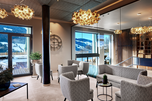 Lounge mit Blick zum Außenpool (Der Böglerhof)