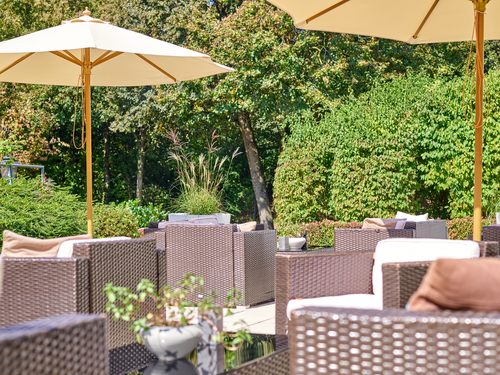 Lounge Terrasse mit Blick ins Grüne (c) Marcel Peda (Hotel Das Ludwig)