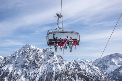 Mit dem Sessellift rauf auf die Piste (Dolomitenregion Kronplatz)