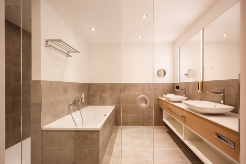 Moderne Badezimmer (c) Lukas Ruibisoier (Das Hohe Salve Sportresort)