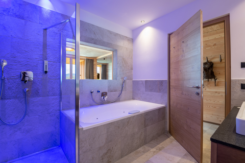 Modernes Badezimmer © MovingPictures (Tratterhof)