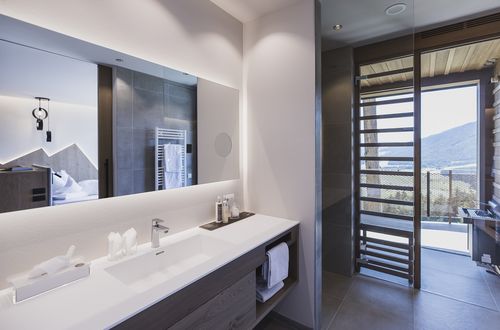 Modernes Badezimmer der Dolomites Sauna Suite ©Manuel Kottersteger (Alpin Panorama Hotel Hubertus)