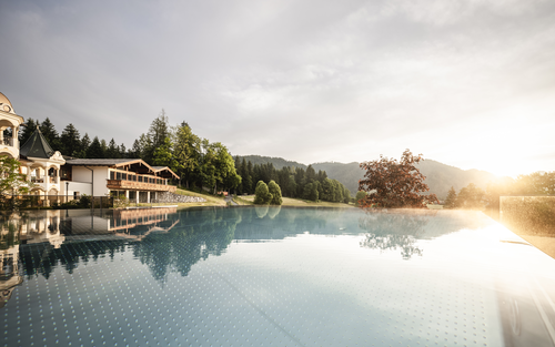 Morgendliche Sommerstimmung am Infinity Pool (c)Hannes Niederkofler (Hotel Peternhof) 