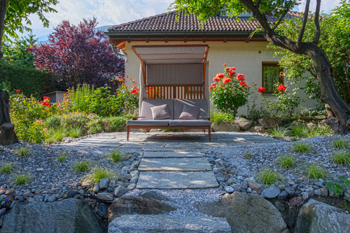 Nette Sitzgelegenheit im Garten (c) Marco TELFSER