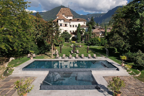 Outdoorpool mit Blick auf das Hotel (Castel Rundegg)