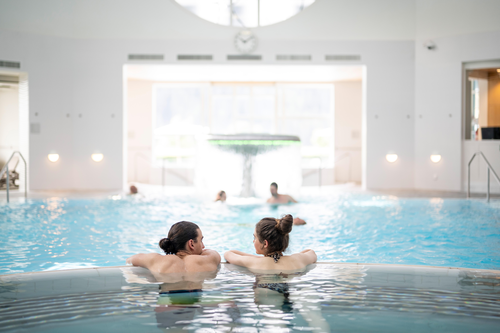 Paar im Innenpool (c) Mayk Wendt (Hotel Belvedere)