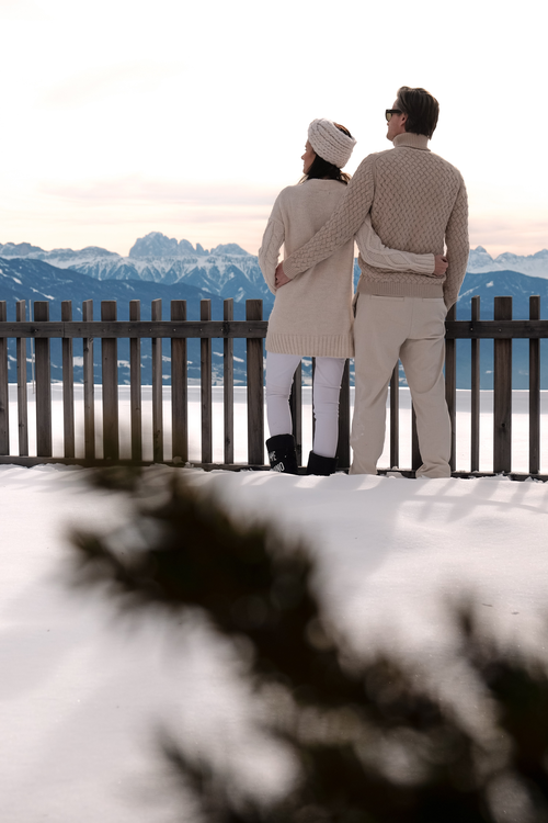 Pärchen genießt winterliche Berglandschaft © Monika Majsterek (Tratterhof)