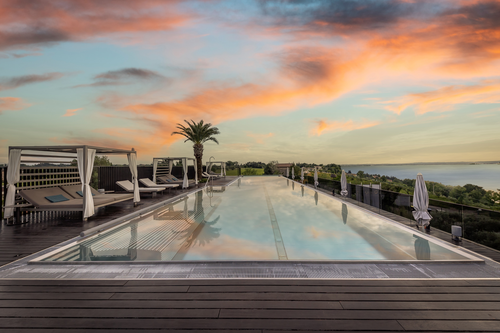 Pool mit Blick auf den Gardasee (Quellenhof Luxury Resort Lazise)