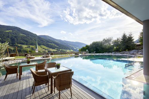 Poolbereich mit Sitzgelegenheit (Der Böglerhof)