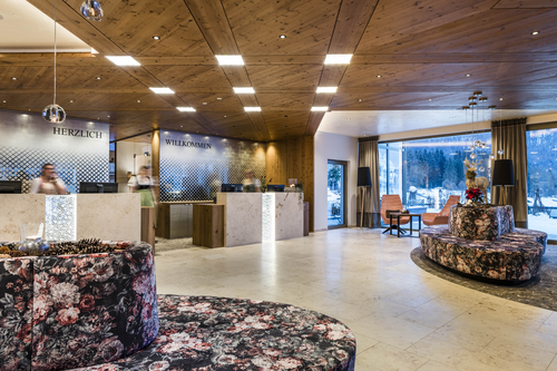 Rezeption - Lobby. Das Team steht für alle Anliegen bereit (c)Hannes Niederkofler (Hotel Peternhof) .jpg