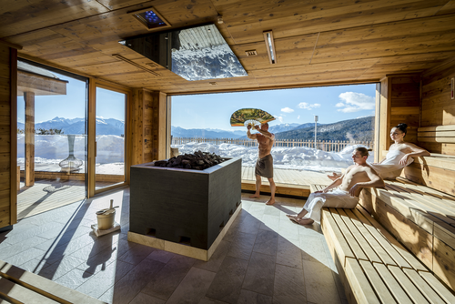 Sauna-Aufguss in traumhafter Panoramasauna © Günter Standl (Tratterhof)