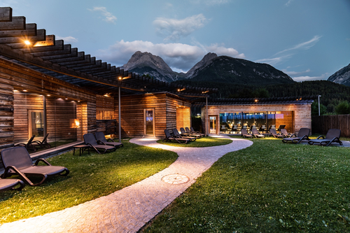 Saunalandschaft am Abend © Hotel Belvedere