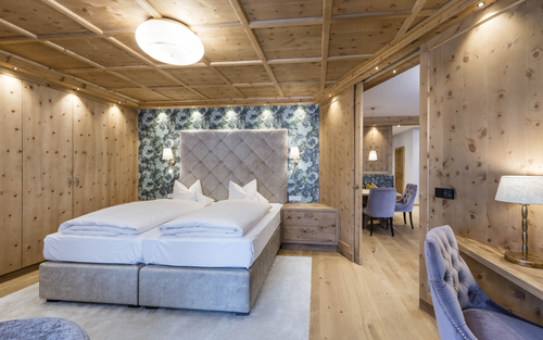 Schlafzimmer in der Suite Bergkristall (c) Hannes Niederkofler (Hotel Peternhof)