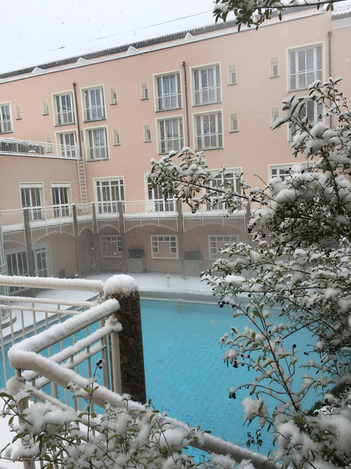 Schneebedeckter Außenpool (Hotel Maximilian)