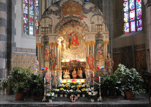 Schön dekorierter Altar (Silberregion Karwendel)