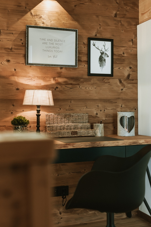 Schreibtisch im Bayern Village-Chalet (c) Matt und Glänzend (Vital CAMP Bayerbach)