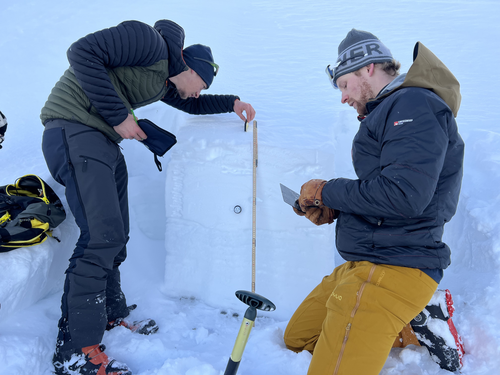 Sicherheit geht vor. Paul beim Vermessen eines Schneeprofils (Berghaus Schröcken)