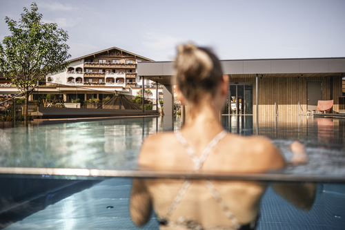 Sommerliche Ansicht (c) Hannes Niederkofler (Hotel Peternhof) 