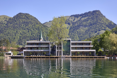 Sommerliche Aussenansicht des Refugiums am See ©Simon Hausberger (Das Walchsee Aktivresort &amp; Refugium Das Walchsee Lakeside)