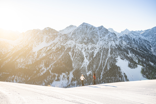 Sonnenaufgang über den Winterwäldern (c) wisthaler.com (Dolomitenregion Kronplatz)