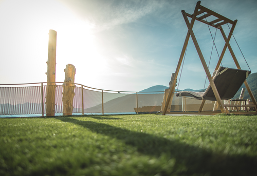 Sonnenliegen im Hubertus Park bei herrlichem Wetter (Alpin Panorama Hotel Hubertus)