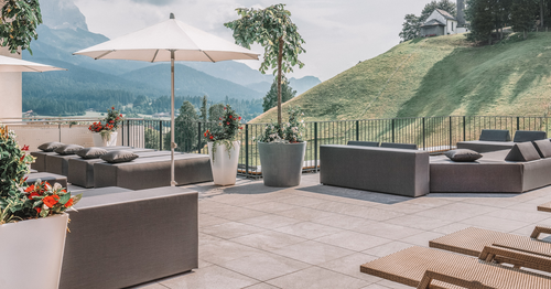 Sonnenterrasse mit Chill-Loungen und herrlichem Ausblick (DAS KAISERBLICK**** Superior)