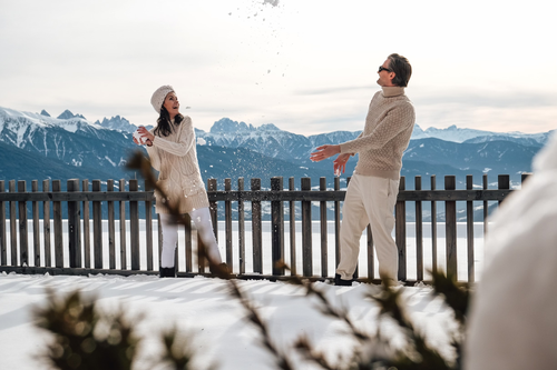 Spaß im Schnee vor Bergpanorama © Monika Majsterek (Tratterhof)