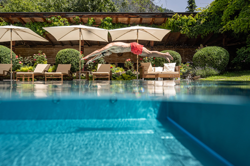 Sprung ins Pool (Der Böglerhof)