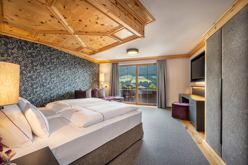 Superior Doppelzimmer Sonnjoch mit Holzdecke (c) Lorenz Masser (Der Böglerhof)