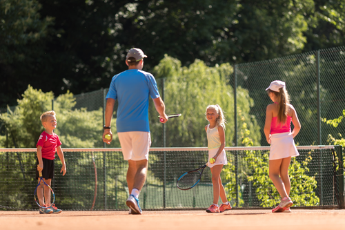Tennis für die Kleinen (Quellenhof Luxury Resorts, Südtirol)