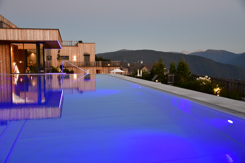 Tolle Außenbeleuchtung (c) Sascha Russotti (Tratterhof - Mountain Sky Hotel)